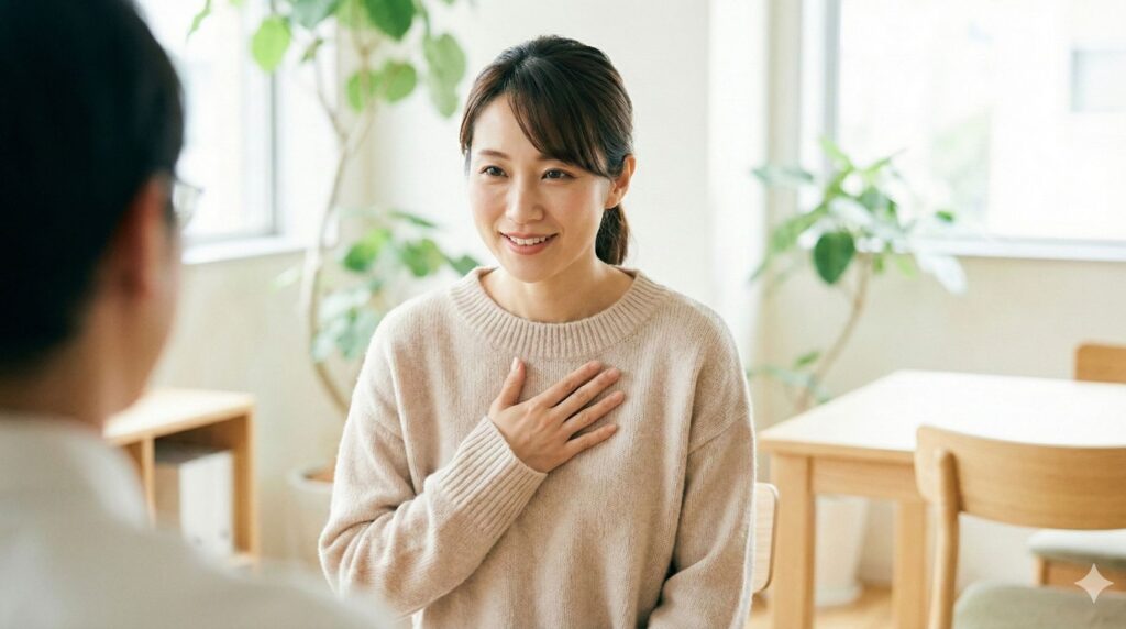 胸に手を当てて、誠実な表情で相手に感謝と断りの意を伝えている女性