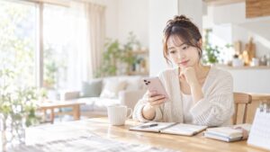 シフト交代をお願いするLINEの文章をスマホで考える日本人女性