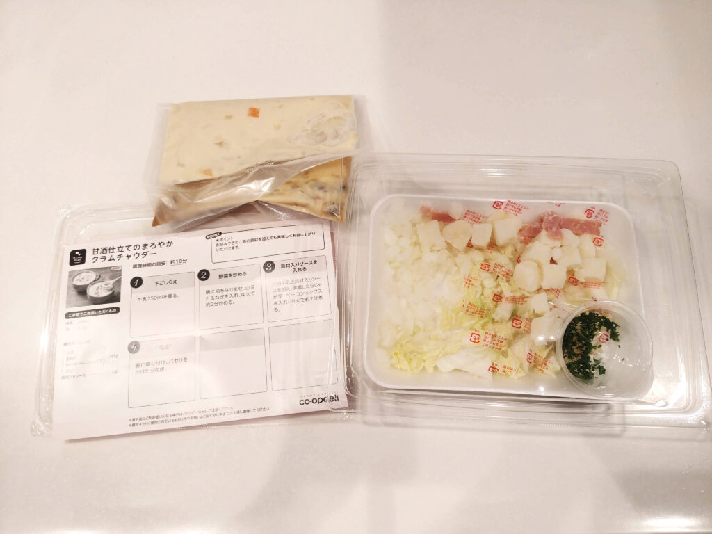コープデリのミールキットの食材と作り方シートを広げた様子