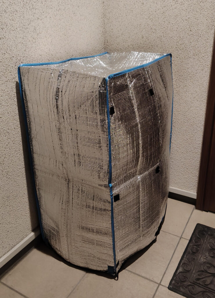 コープデリの不在時配達で玄関先に置かれた保冷カバー