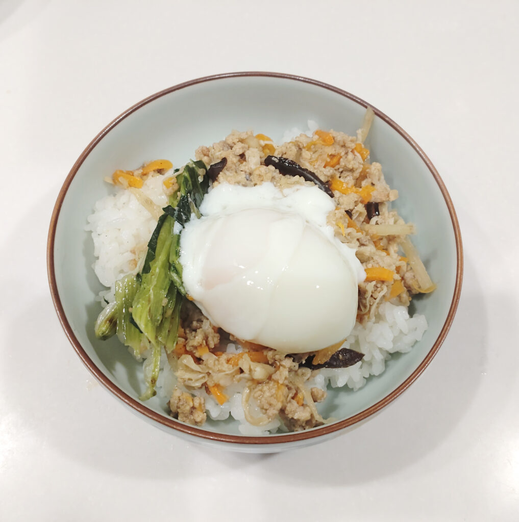 ごはんの上に5種野菜のビビンバと温泉たまごを盛り付けた丼